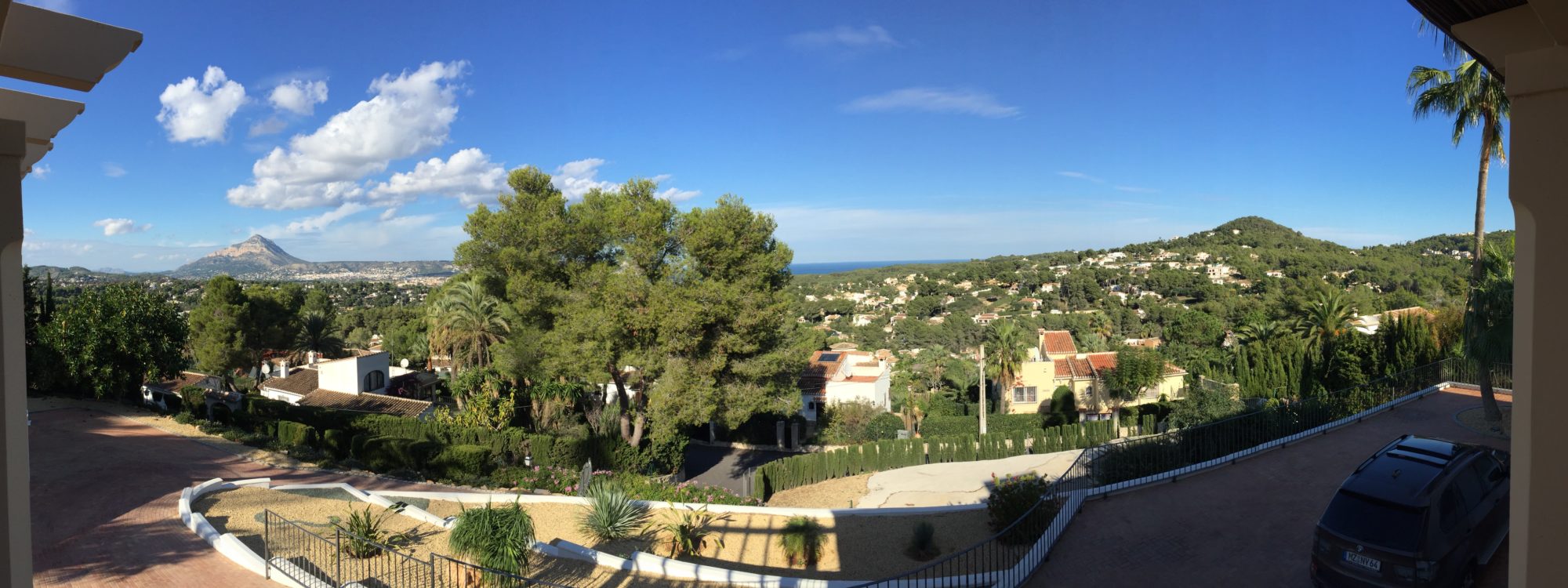 VERKAUFT – Moderne Villa mit Meeres-Panoramablick & separatem Gästeappartement